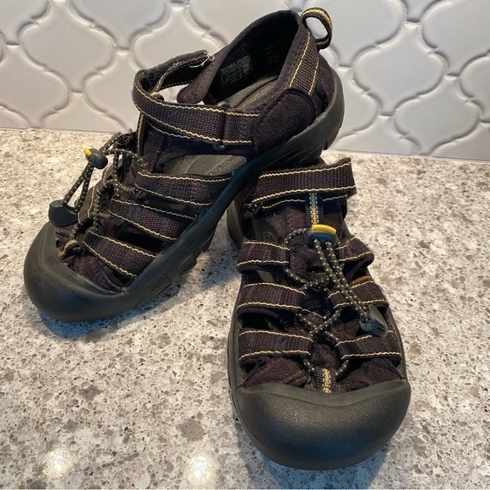 KEEN NEWPORT Strappy Closed Toe Sandals Black 5